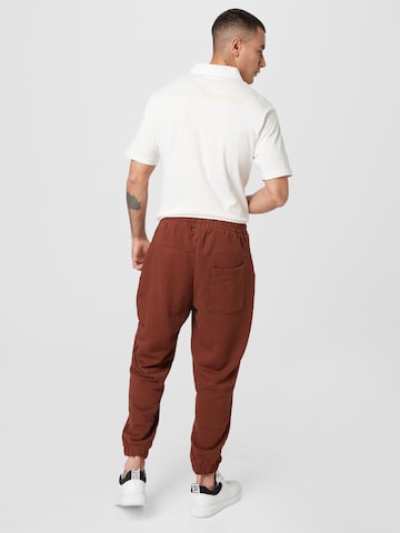 BURTON MENSWEAR LONDON - Tapered Calças em castanho