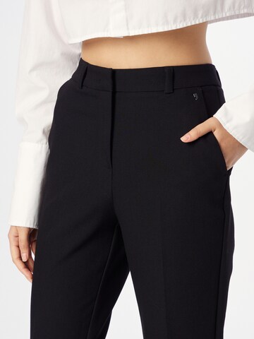Regular Pantalon à plis COMMA en noir