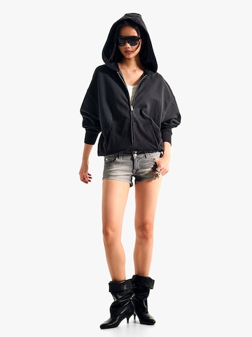 Bershka Úzky strih Džínsy - Sivá: predná strana