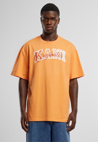 Maglietta 'Serif Originator' di Karl Kani in arancione: frontale