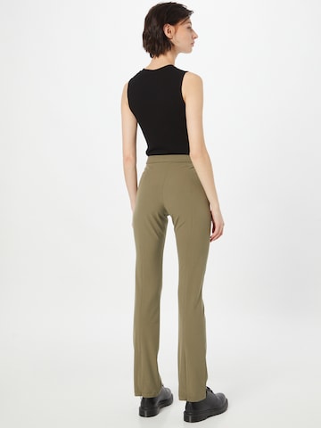 Coupe slim Pantalon WEEKDAY en vert