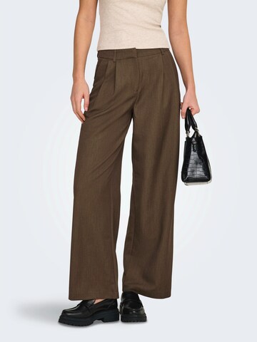 Loosefit Pantalon à pince 'ONLHATTIE' ONLY en marron : devant