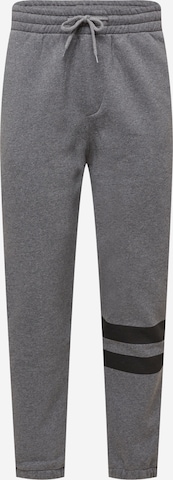 Effilé Pantalon de sport Hurley en gris : devant