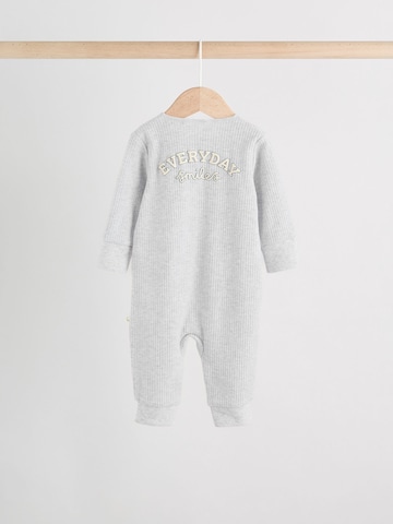 Pijamale de la Next pe bej