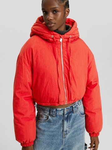 BershkaPrijelazna jakna - crvena boja