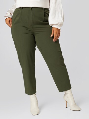 Tapered Pantaloni con pieghe 'Pearl' di Guido Maria Kretschmer Curvy in verde: frontale