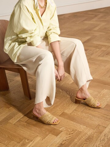 MANFIELD Mules in Brown: front
