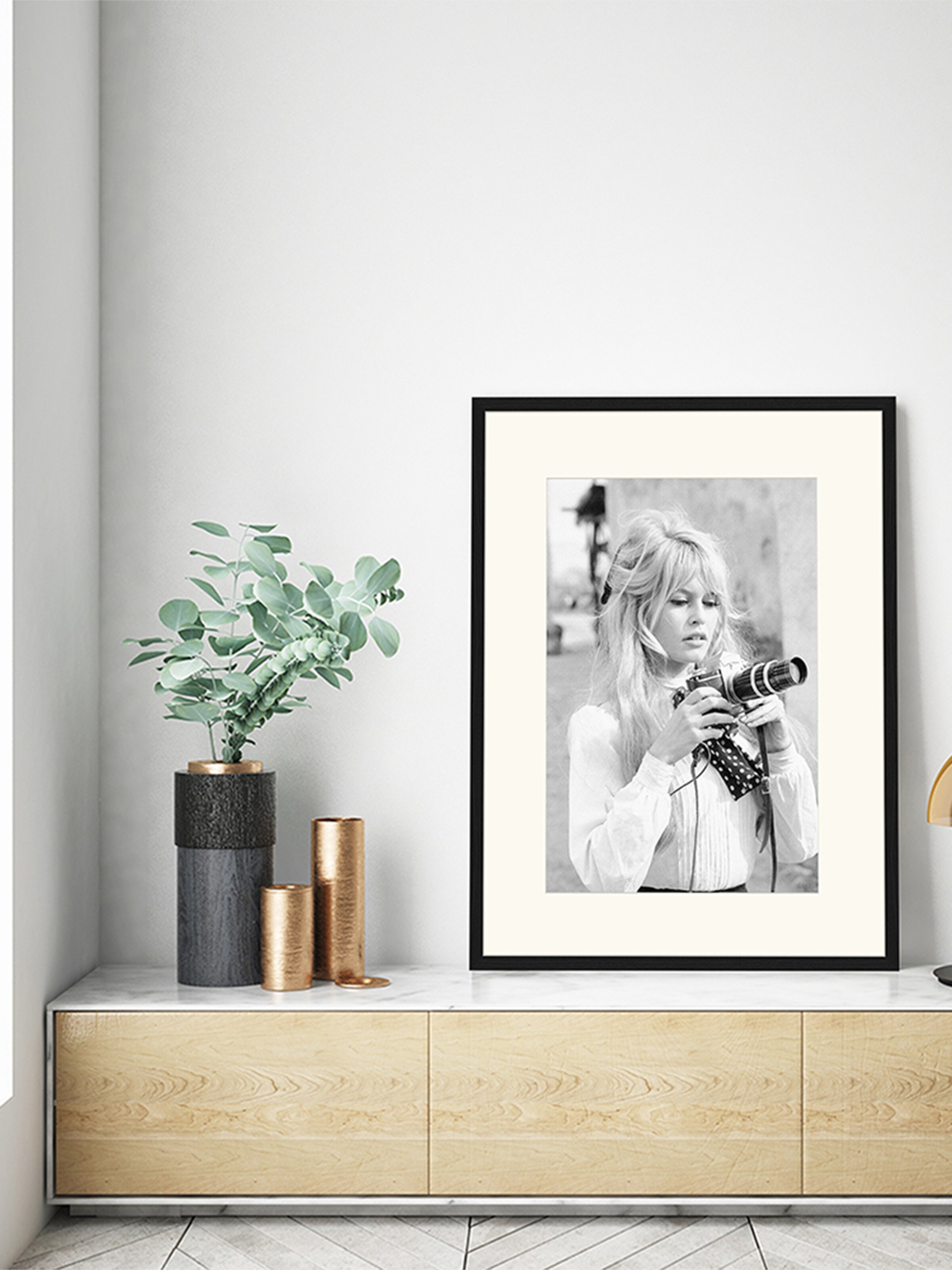 Männer Wohn-Accessoires Liv Corday Bild 'Brigitte with Her Camera' in Schwarz - OW79827 Männer Wohn-Accessoires Liv Corday Bild 'Brigitte with Her Camera' in Schwarz - OW79827