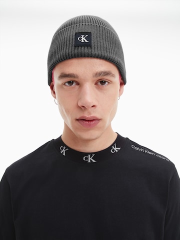 Calvin Klein Jeans Шапка в сиво: отпред