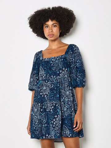 Robe Apricot en bleu : devant