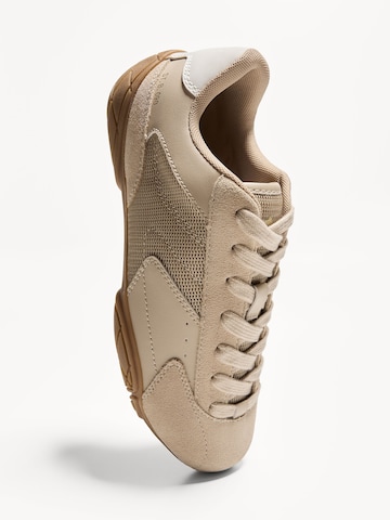 Bershka Sneakers laag 'DEPORTIVO FINO ARENA' in Beige