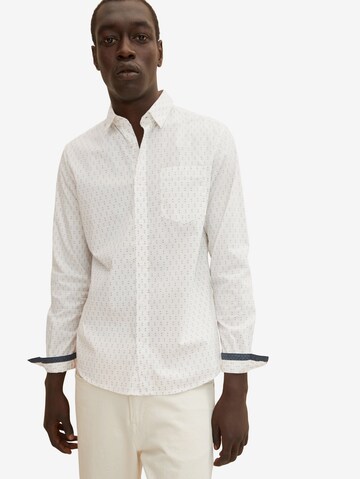 balta TOM TAILOR Priglundantis modelis Marškiniai