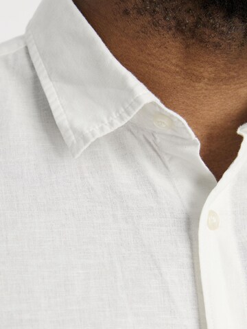 Slim fit Camicia 'JJEBreeze' di Jack & Jones Plus in bianco
