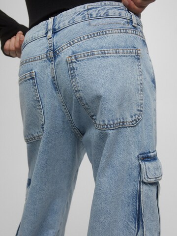Pull&Bear Široke hlačnice Kargo kavbojke | modra barva