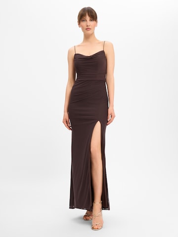 Robe de soirée Laona en marron : devant