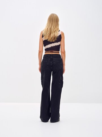 ABOUT YOU x Toni Garrn Wide leg Cargojeans 'Ella' in Zwart