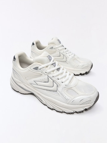 Baskets basses Bershka en blanc