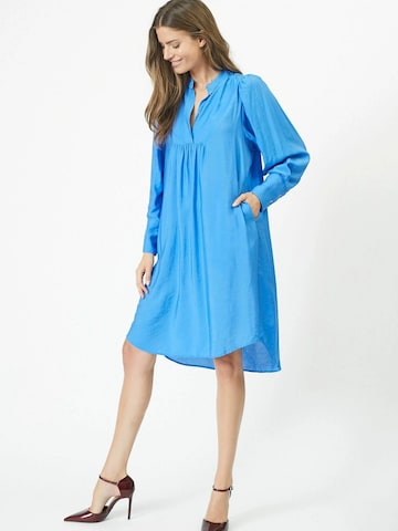 Robe 'Callum' co'couture en bleu