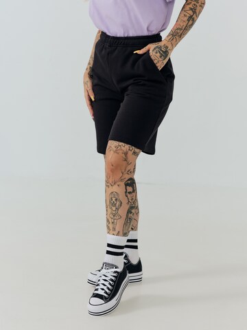 ABOUT YOU x Sharlota - regular Pantalón 'Tessa' en negro: frente