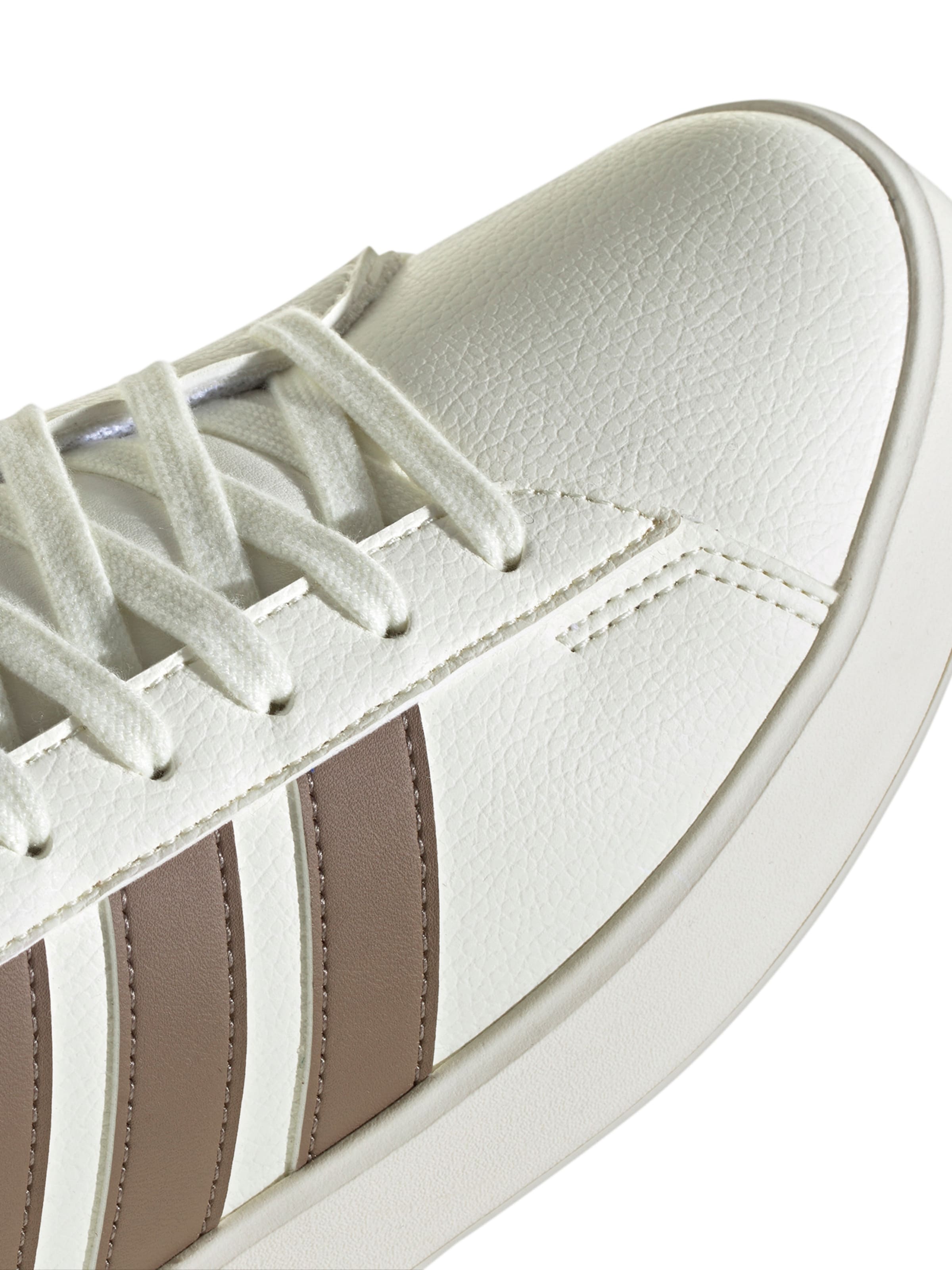 Baskets basses 'GRAND COURT 3.0' ADIDAS SPORTSWEAR en blanc
