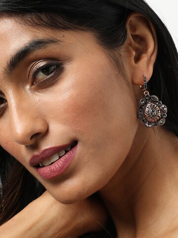 Boucles d'oreilles 'Yashika' SOHI en noir : devant