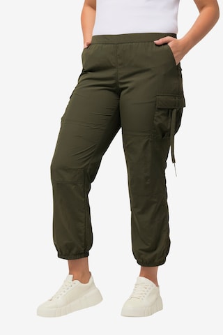 Ulla Popken - Tapered Pantalón cargo en verde: frente