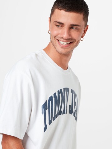 Tricou de la Tommy Jeans pe alb