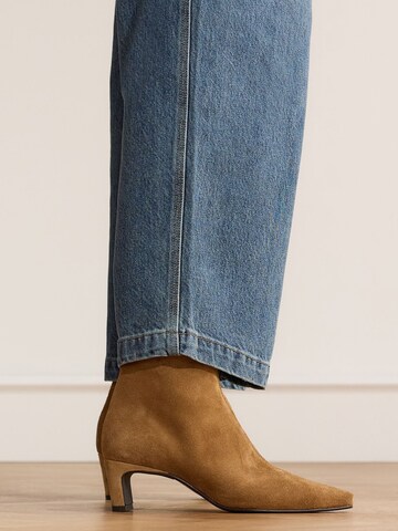 MANFIELD Stiefelette in Braun: Vorderseite