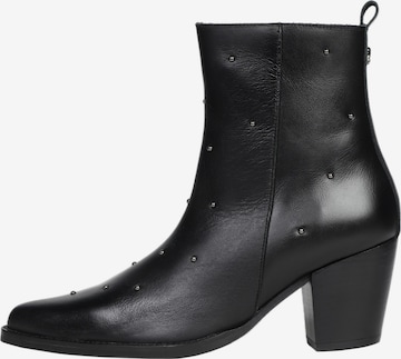 Scalpers Ankle Boots in Black: front