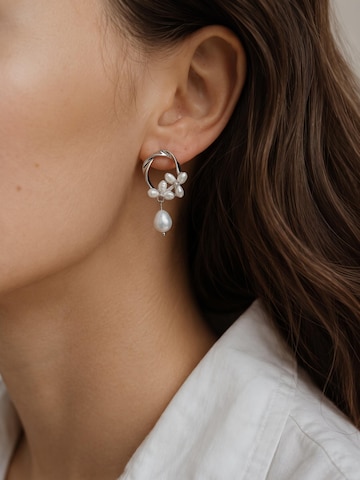 Kamakula Earrings 'Floral Pearl' in Silver