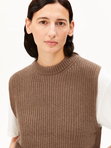 ARMEDANGELS Knitted vest in Brown: front