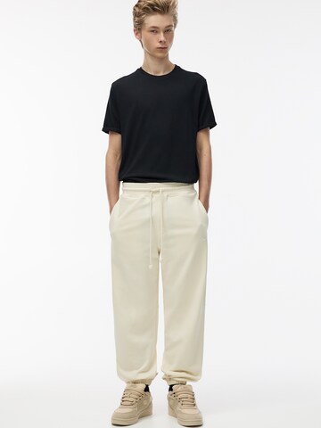 Pull&Bear Дънки Tapered Leg Панталон в бяло