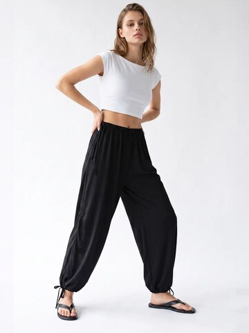 Tapered Pantaloni de la MixRay pe negru