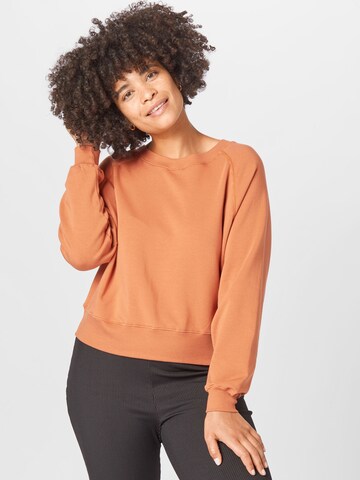 Sweat-shirt 'Marin' ABOUT YOU Curvy en marron : devant