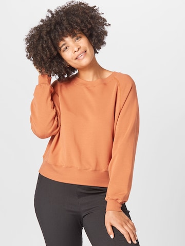 ABOUT YOU Curvy - Sweatshirt 'Marin' em castanho: frente