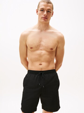 Shorts de bain 'Essential' TOMMY HILFIGER en noir : devant