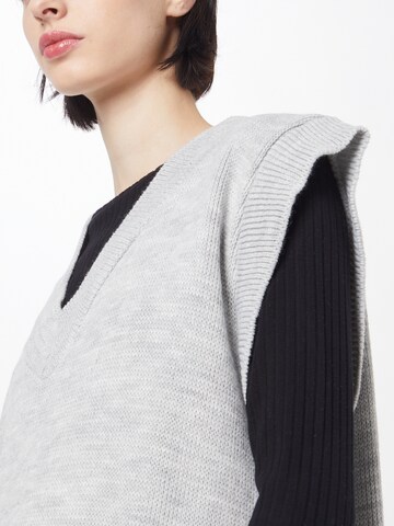 Femme Luxe Pullover 'Kori' i grå
