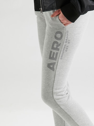 Tapered Pantaloni di AÉROPOSTALE in grigio