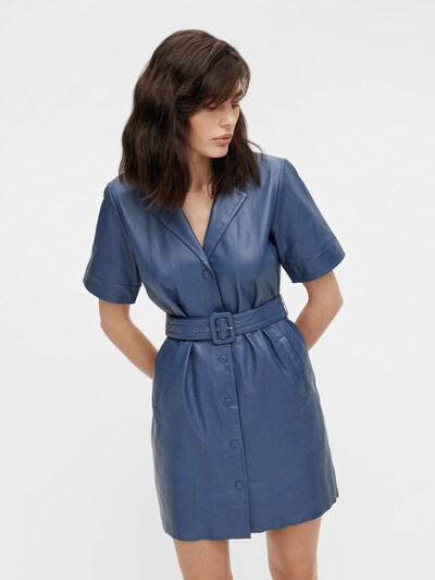 OBJECT Robe-chemise 'Zaria' en bleu roi, Vue avec modèle
