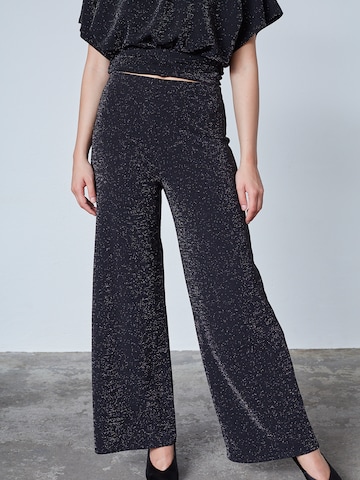 SISTERS POINT - Pierna ancha Pantalón 'GLUT' en negro: frente