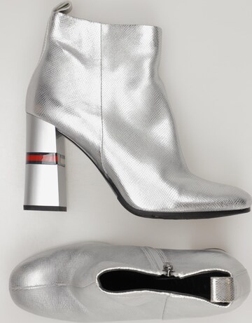 Tommy Jeans Dress Boots in 41 in Silver: front