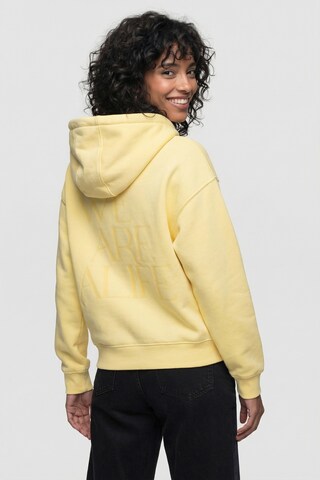 Veste de survêtement 'LivAK P' alife & kickin en jaune