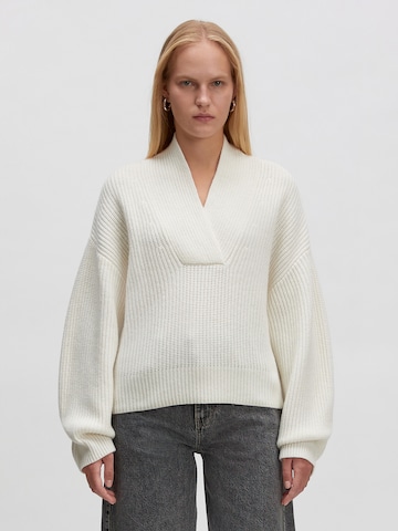 EDITED Sweater 'Samia' in Beige: front