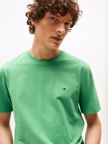 T-Shirt 'ESS SEASONAL' TOMMY HILFIGER en vert
