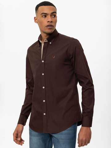 Coupe regular Chemise By Diess Collection en marron : devant