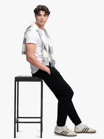 Tapered Pantaloni 'ESSENTIAL' de la Superdry & Co pe negru