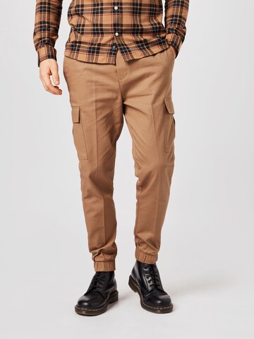 BURTON MENSWEAR LONDON Tapered Παντελόνι cargo σε καφέ: μπροστά