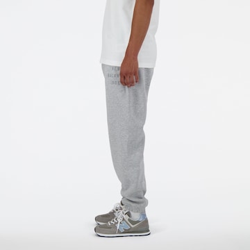 new balance Loosefit Broek 'Iconic Collegiate' in Grijs
