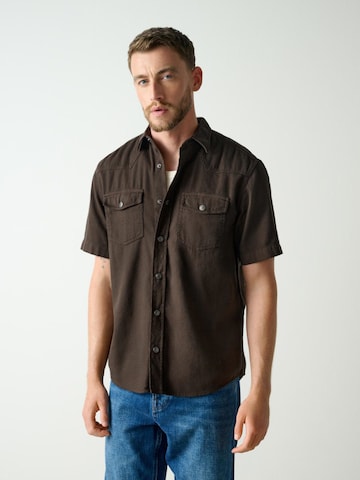 Regular fit Camicia di Next in marrone: frontale