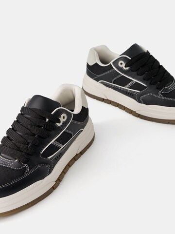 Bershka Sneaker in Schwarz